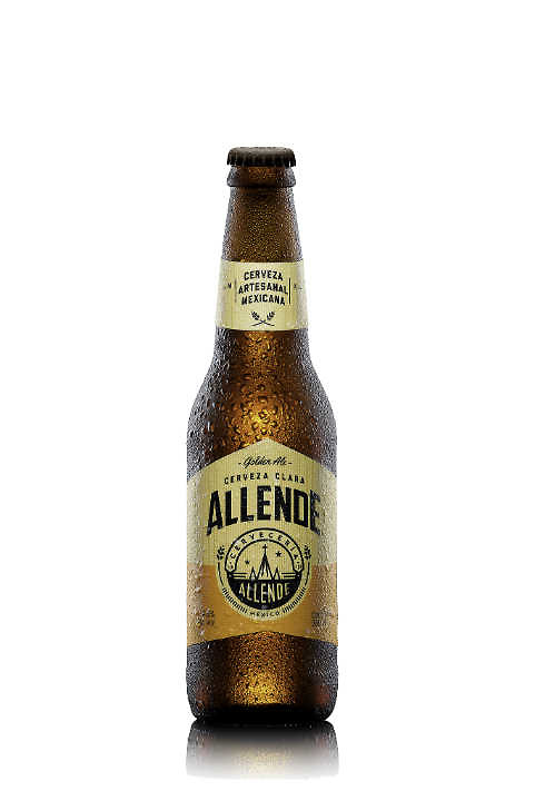 allende-golden-ale-cerveza-artesanal-mexicana En la cerveza Allende GOLDEN ALE predomina el sabor cítrico y resinoso del lúpulo que se viste en un color oro pálido. Al acercarla a la nariz se aprecian notas de miel y cereal asociadas a la malta y otras notas cítricas y florales del lúpulo. Muy adecuada para degustar platillos ligeros y un gran remedio para rebajar recetas con picante.