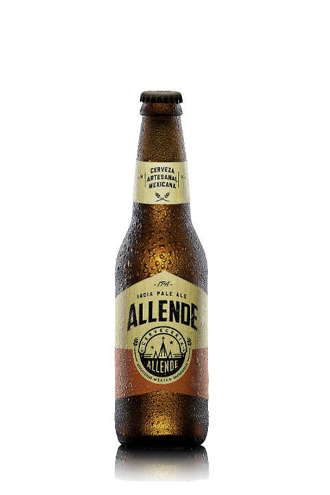 allende-ipa-indian-pale-cerveza-artesanal-mexicana La cerveza Allende IPA contiene complejas notas de lúpulo que marcan su olor aflorado y que son equilibradas en su sabor por las notas de miel y galleta derivadas de un dulce sabor a malta. Sin embargo, es característico un final cítrico en el paladar. Lucen en su cuerpo un nítido color ámbar con tendencia a tonos anaranjados coronaos por una espuma de color beige. Recomendado el maridaje con platillos especiados y condimentados.